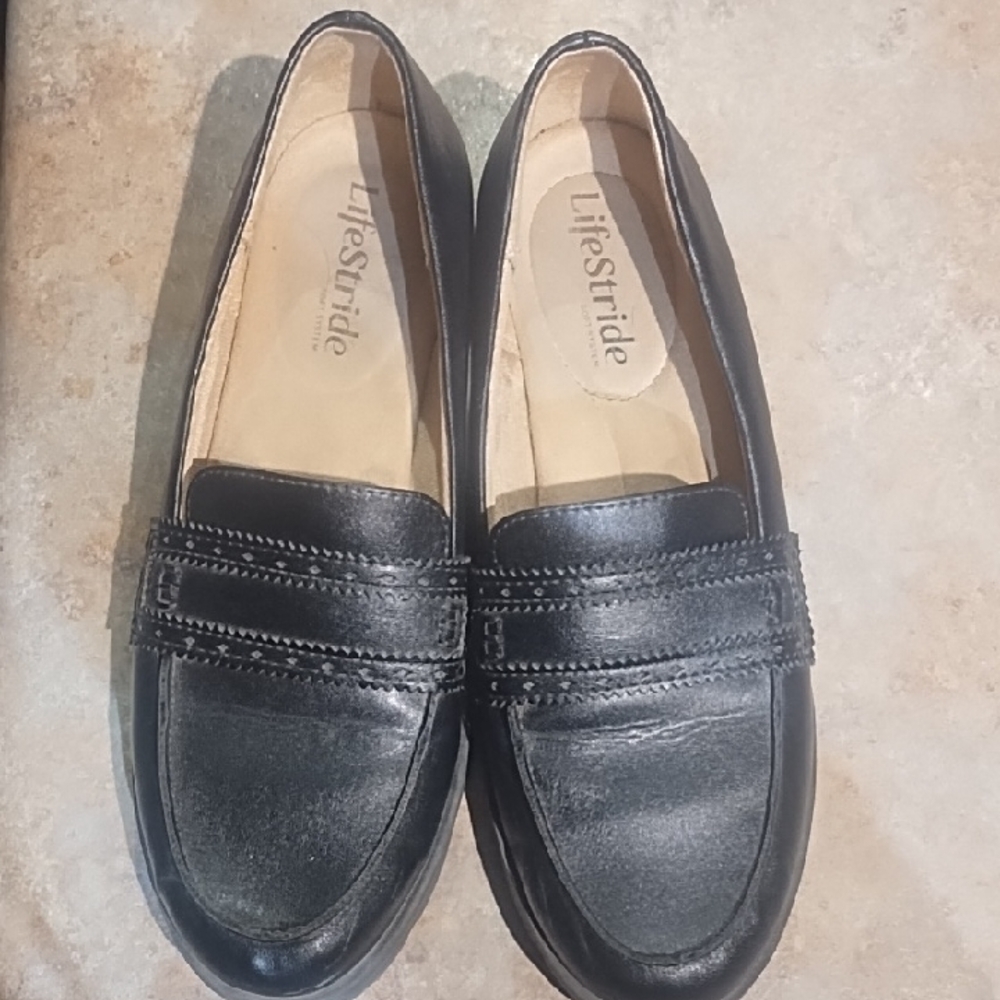 #0131 Life Stride Black Women's Slip-On Loafers with Stitched Strap
